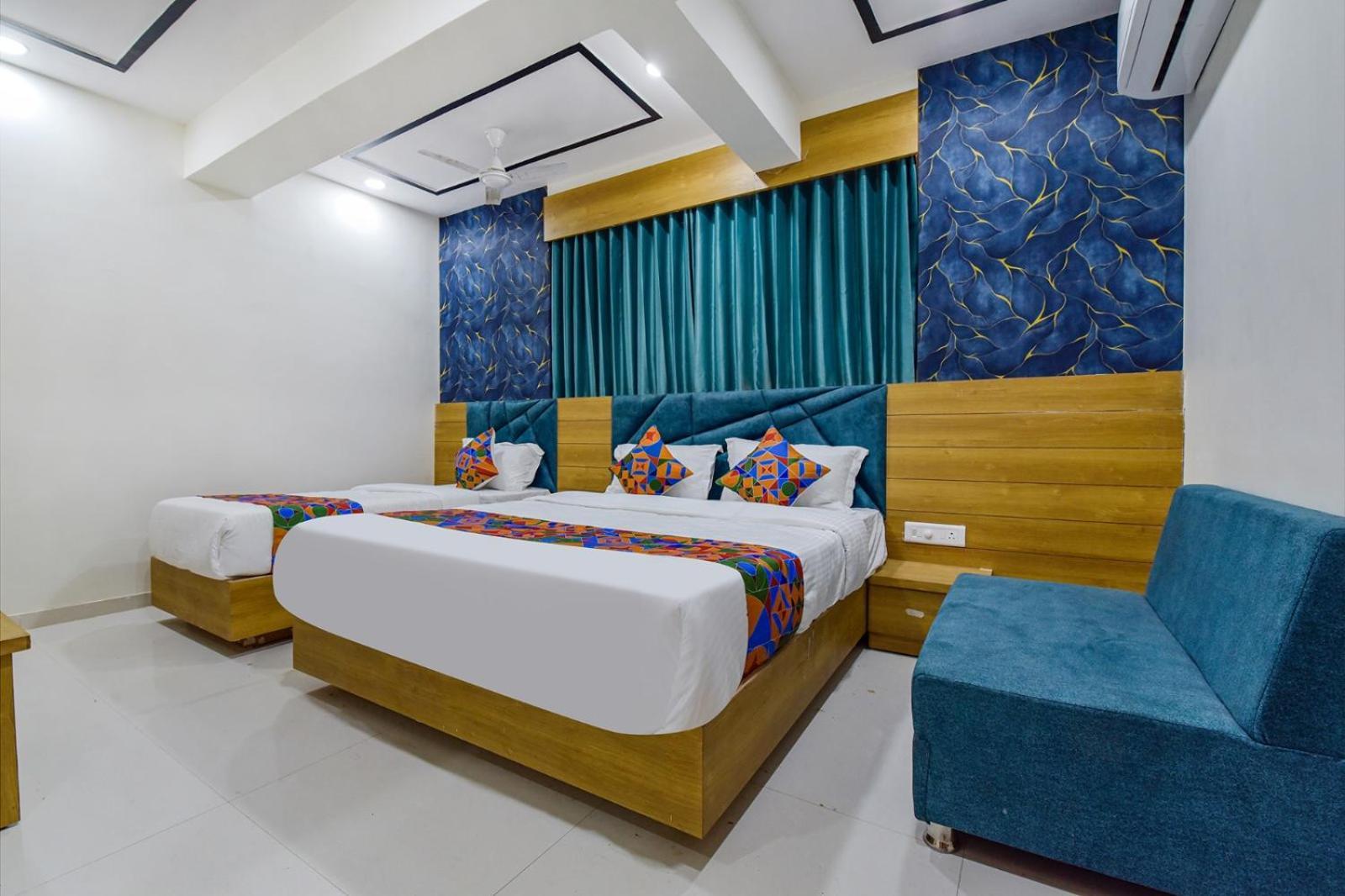 Hotel Green Tree Ahmedabad Bagian luar foto