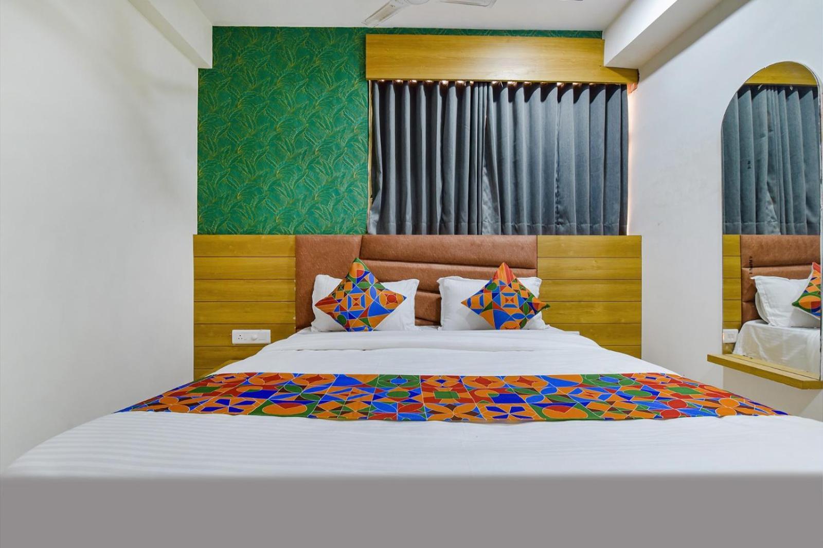Hotel Green Tree Ahmedabad Bagian luar foto