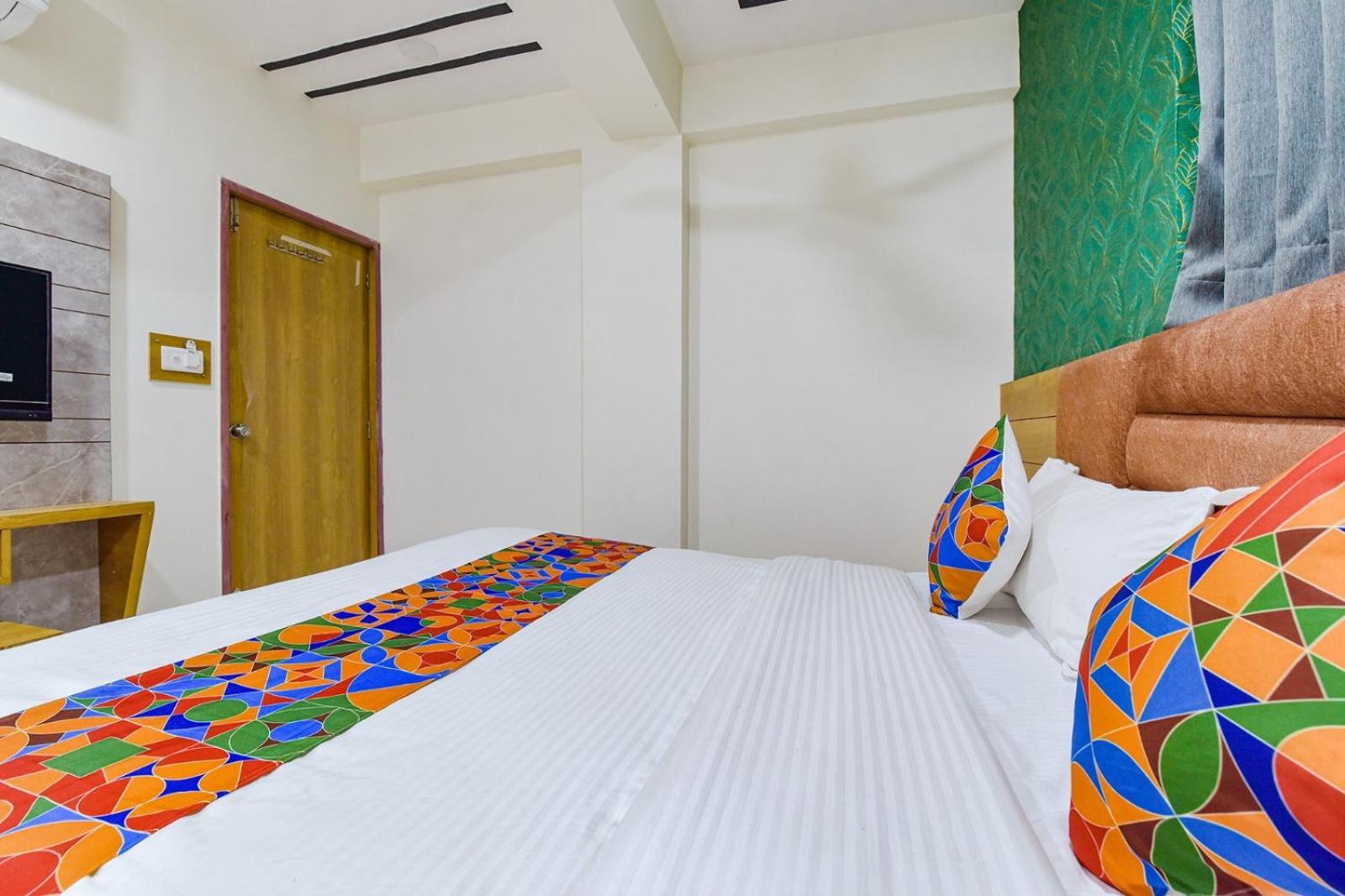 Hotel Green Tree Ahmedabad Bagian luar foto