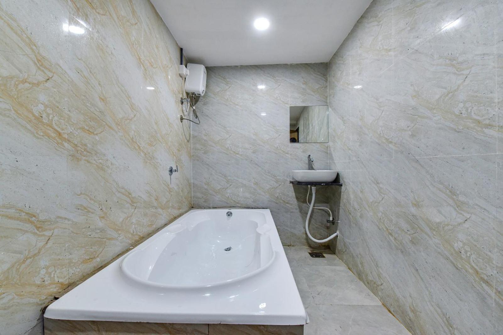 Hotel Green Tree Ahmedabad Bagian luar foto