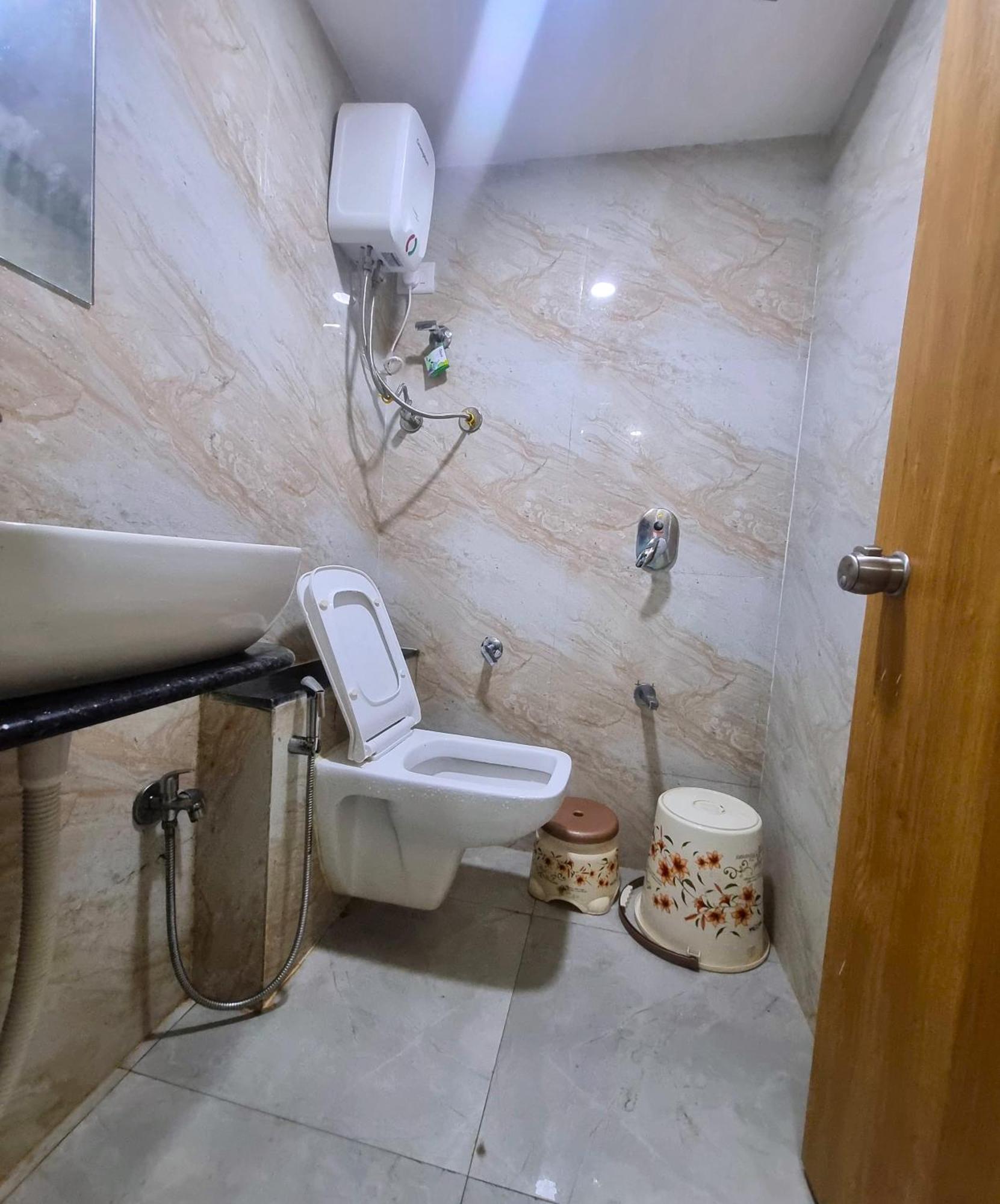 Hotel Green Tree Ahmedabad Bagian luar foto