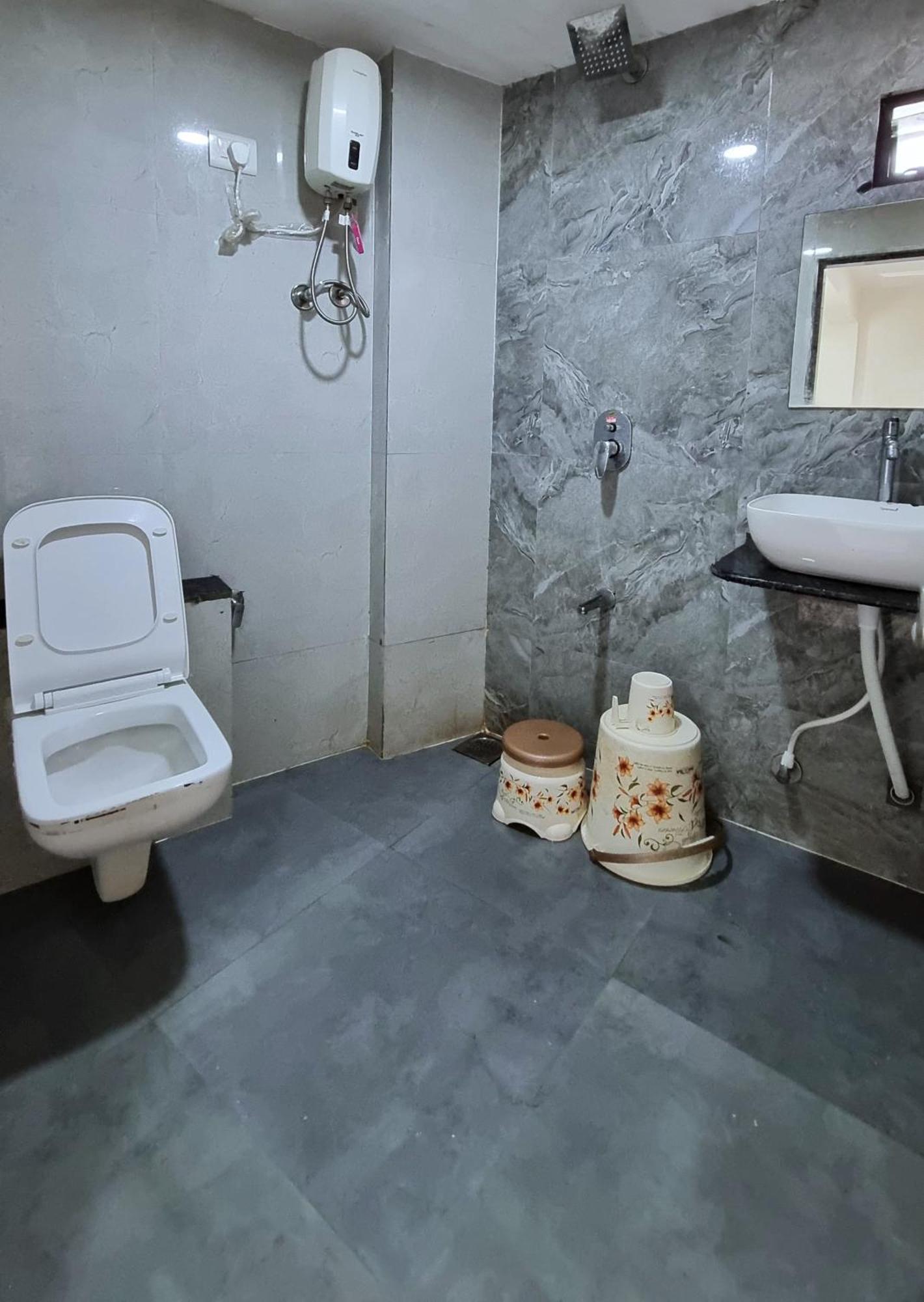 Hotel Green Tree Ahmedabad Bagian luar foto