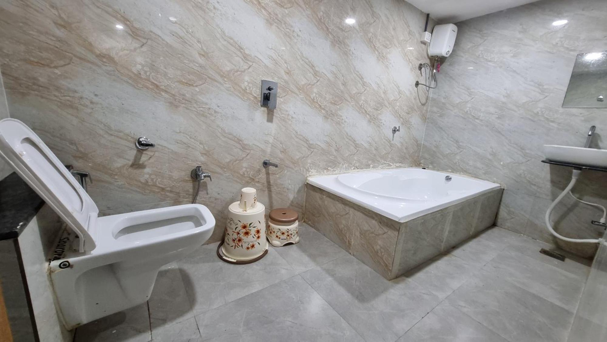 Hotel Green Tree Ahmedabad Bagian luar foto