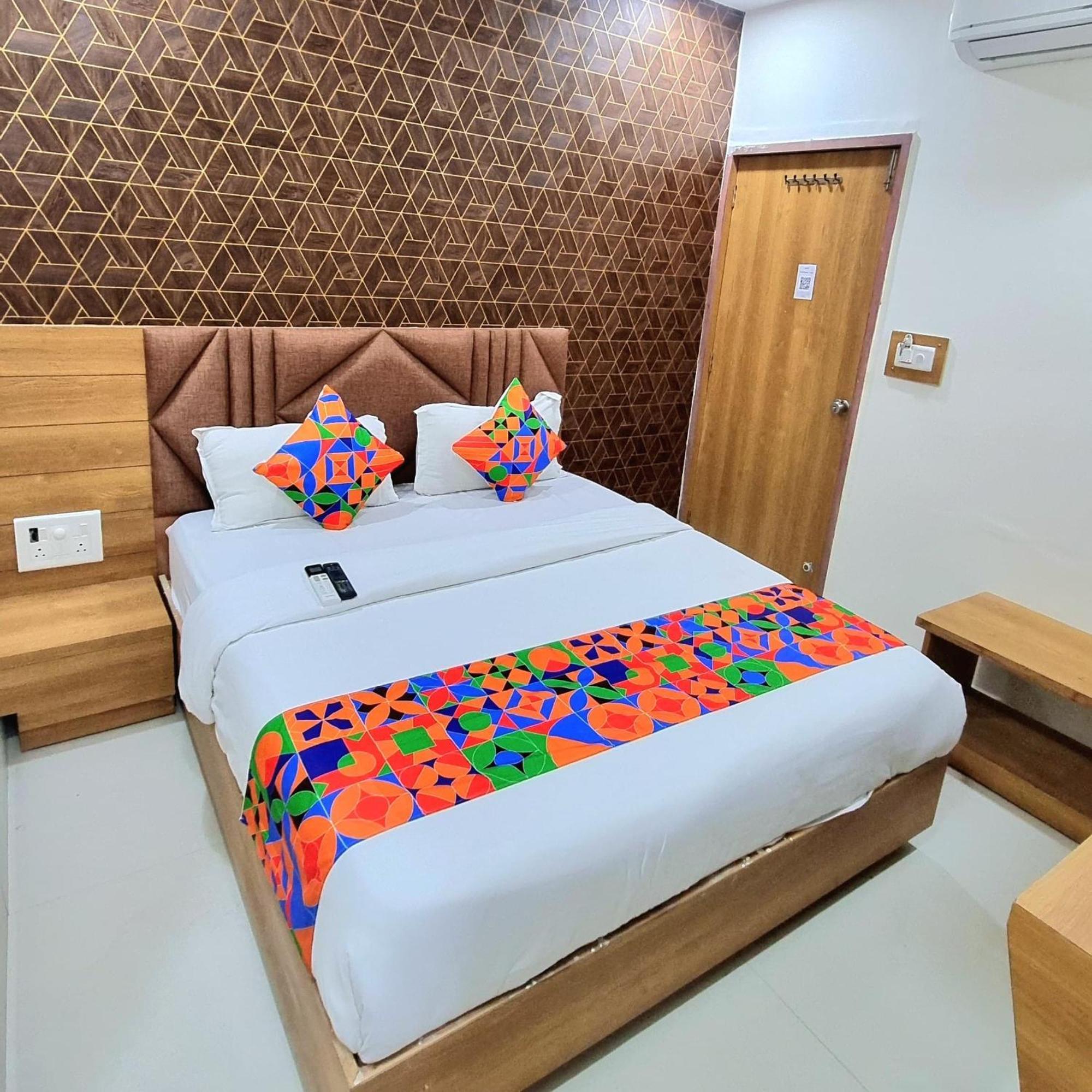 Hotel Green Tree Ahmedabad Bagian luar foto